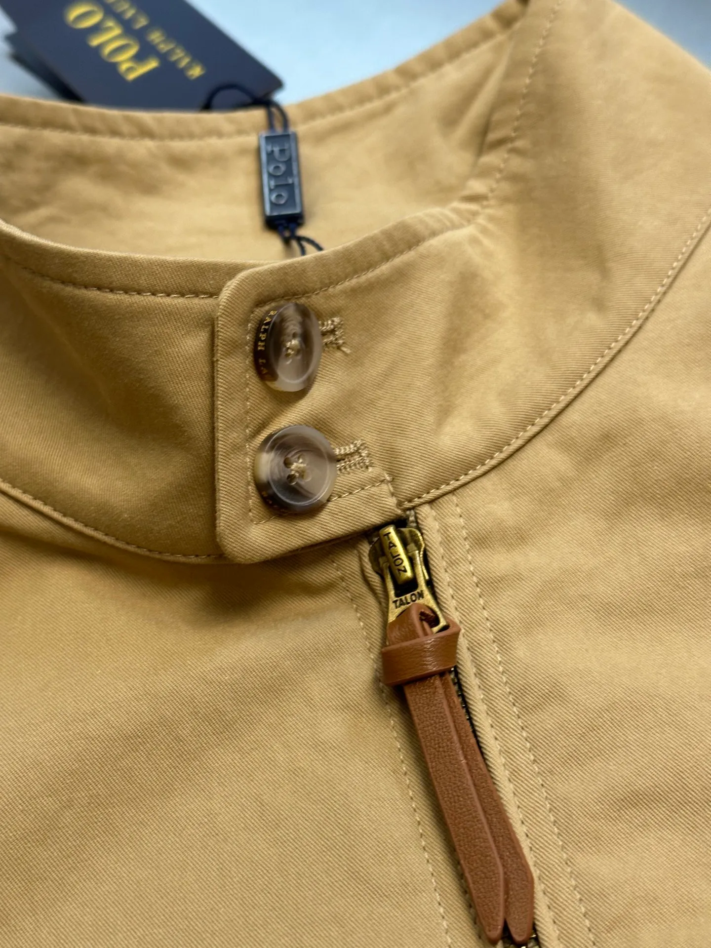 🅿️560 Ralph Lauren embroidered zipper jacket is made of custom-made fine cotton twill elegant fabric, with khaki as the background color, and exquisite pony logo embellishment, bringing an atmosphere of freedom and vitality, injecting the soul charm of the brand.  Using imported machine embroidery technology, advanced computer control systems and precision mechanical components are used to achieve the iconic pony embroidery operation.  The template machine opens the bag, and the preset template guides the position, shape and size of the bag. The accuracy ensures the quality of the bag opening effect. Infrared positioning cutting machine. The infrared transmitter and infrared receiver are used to achieve precise positioning of the material, and the accuracy can reach the micron level, thereby meeting the effect of high-precision cutting of plaid alignment.  size：s m l xl